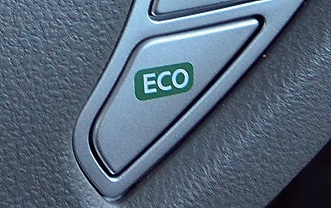 ECOスイッチは発想を変えればオモシロいアイテム！　基本的にECOモードで走行するリーフだが、オフにするとオーバーテイクボタンのような気持ちいい加速を見せる