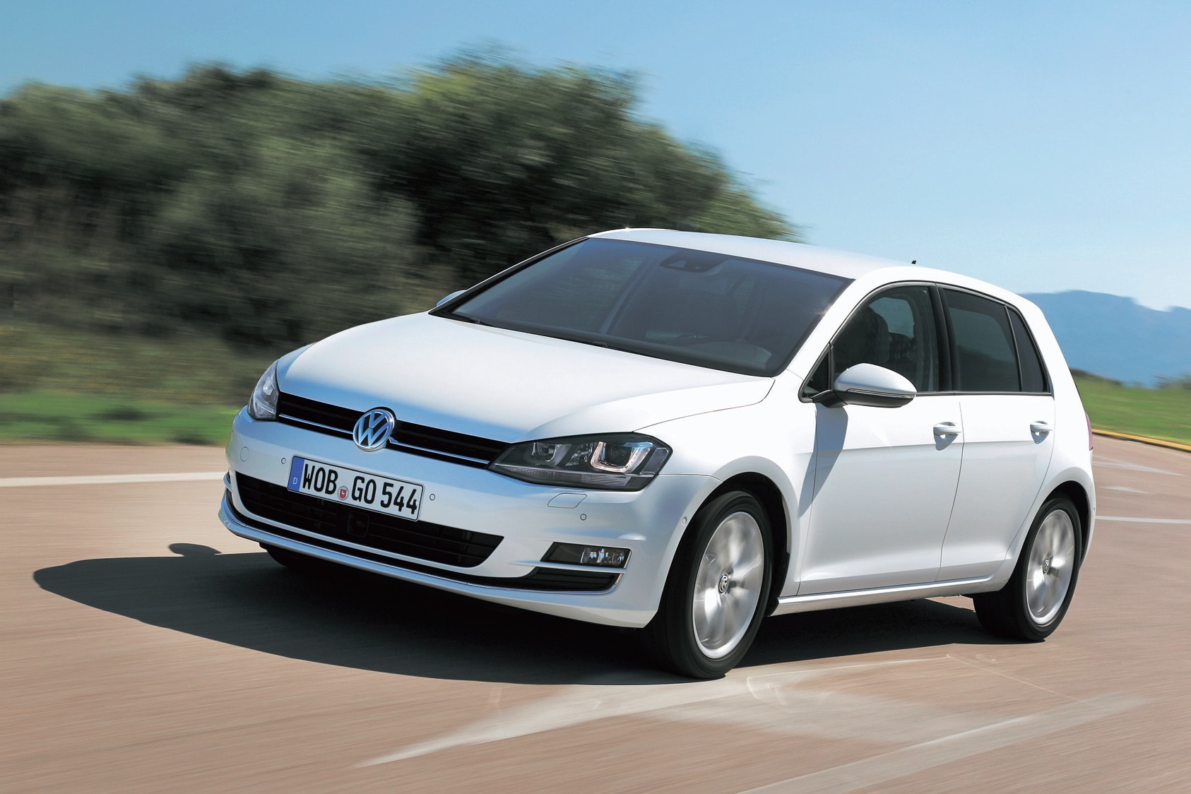 VWの最新MQBプラットフォームを採用し、車両全体で約100kgの軽量化を果たしたゴルフⅦ。1.4Lの気筒休止エンジンや衝突軽減ブレーキ、二次衝突を緩和するブレーキなど最新安全装備も満載。さて、気になる日本導入時期だが、早ければ4月頃に日本発表か。スタート価格は230万円台~上級モデルは300万円前半と予想。ボディサイズは全長4255×全幅1790×全高1452mm