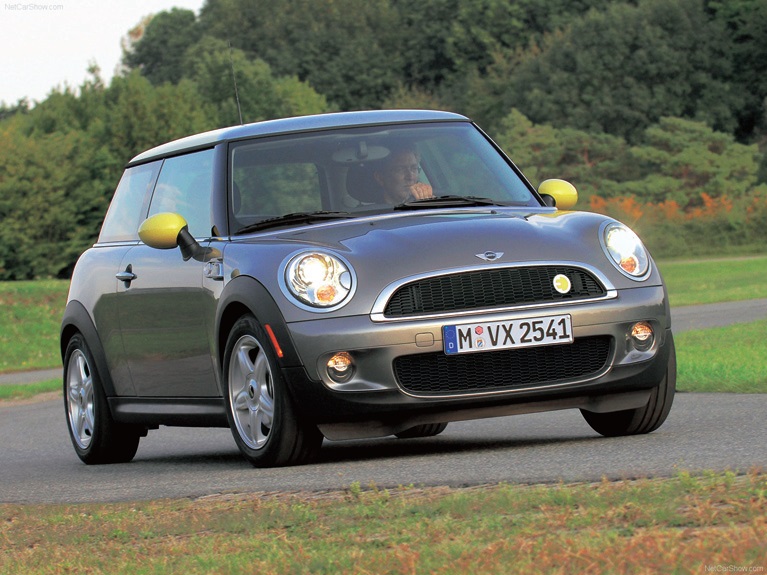 MINI ミニ 多くのボディバリエーションを持つミニだが、ここではベーシックな3ドアHBを紹介。エンジンは1.6Lだが、仕様や過給器の有無などで、98ps~211psまで発生出力の異なるモデルが用意される。最近のトピックは最もパワフルな「ジョンクーパーワークス」にATが追加されたこと。楽しいクルマです。