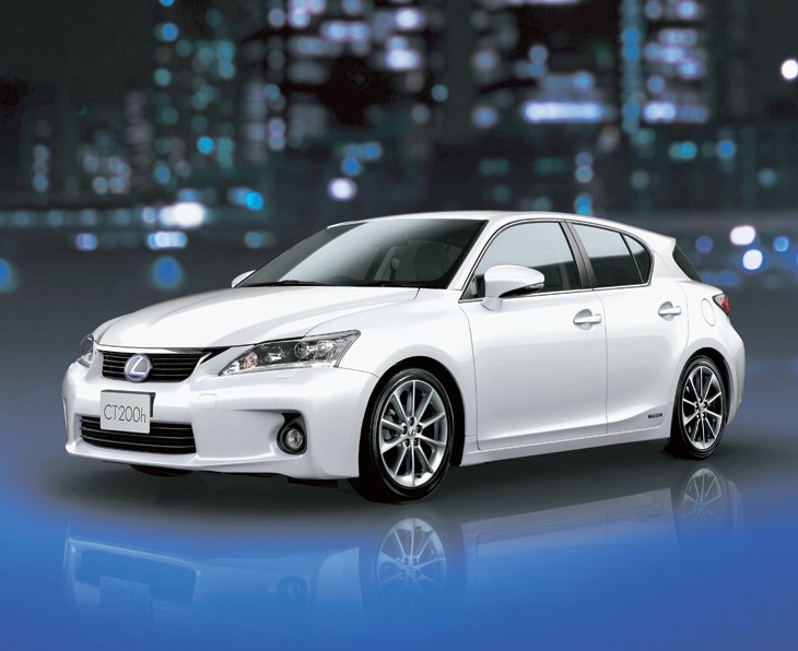 LEXUS CT200h レクサス初のCセグメント車。基本的なパワートレーンは3代目プリウスと共通で、JC08モード燃費は30.4km/L。’12年8月にはスポーツグレードの「F SPORT」が追加された。 全長×全幅×全高は4320×1765×1450mm。内装の質感は高く、レクサスブランドらしさを存分に感じさせてくれる。