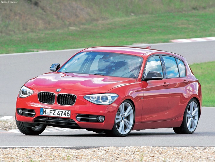BMW 1シリーズ Cセグメント唯一のFRというのが最大の特徴。全長×全幅×全高=4335×1765×1440mmのボディに、1.6Lの直4ターボエンジンを搭載する。出力はグレードによって異なり、売れ筋の116iは136ps、120iは170ps。JC08モード燃費はともに16.6km/Lとなっている。よりハイパワーなM135iも用意される。
