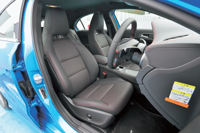 シートはヘッドレスト一体型のスポーティな形状のものを採用。ドイツ車らしいカッチリとした座り心地だ