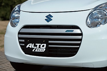 アルトエコ用デザインも登場 フロントグリルデザインのほかシルバー塗装のミラーとドアハンドルが専用。内装色とブルー基調のメーター、エアコンパネルも専用