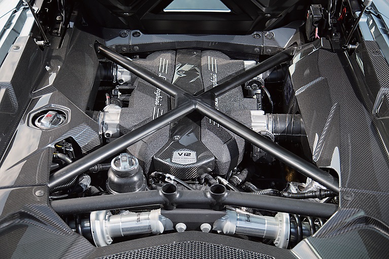 700ps/70.4kgmの6.5ps V12はクーペと共通。0→100km/h加速はクーペよりも0.1秒劣る3.0秒だが350km/hの最高速度は同じ。だがFRのフェラーリF12に比べ40ps低いのが気になる 6.5L V12 700ps/70.4kgm0→100km/h=3.0秒最高速度=350km/h