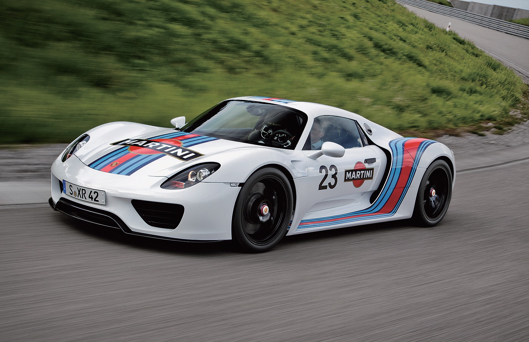 昨年9月、ポルシェ918スパイダープロトタイプがニュルブルクリンク北コースで7分14秒を記録。ちなみにLFAニュルブルクリンクパッケージが7分14秒64、GT-Rは7分18秒6(昨年11月)