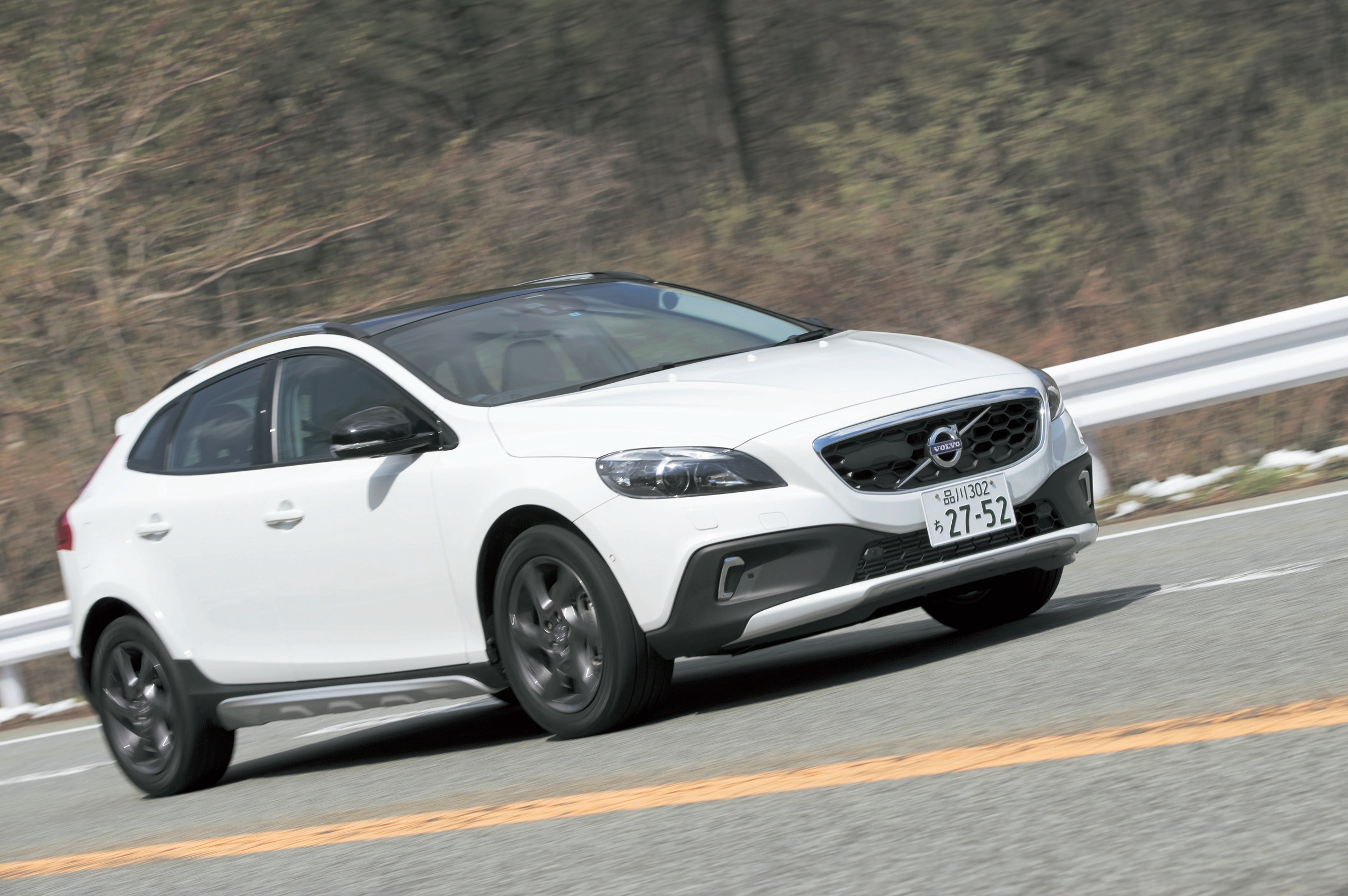 V40シリーズラインアップ拡充！！ 絶好調ボルボV40にワイルドなオールローダーが追加！