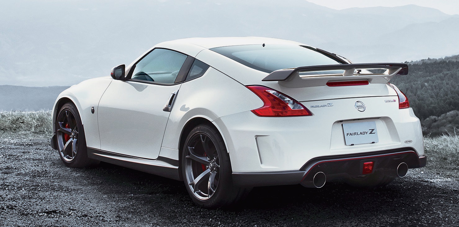 NISMOのモータースポーツ活動から得たノウハウを盛り込んだエアロパーツがポイント。リアスポイラーやサイドプロテクションモール、フロントアンダースポイラーなどはブラックパーツとなり精悍さが増した印象だ