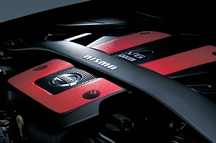 エンジンは等長エキゾーストの採用などにより355psを発揮。ヤマハ製パフォーマンスダンパーはボディのよじれや振動を抑制する