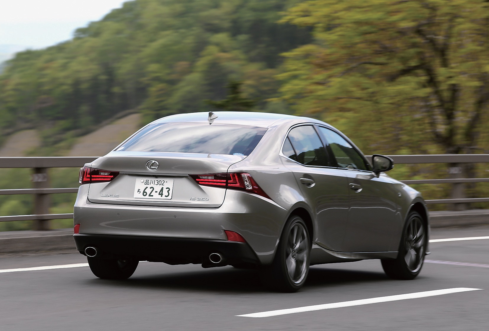 新型ISには2.5Lと3.5L2つのV6エンジンと直4、2.5L+モーターのハイブリッド、合計3タイプのパワーユニットが設定されている。