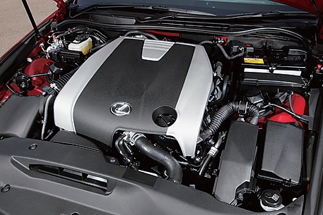 ISらしく走らせるなら318ps/6400rpm、38.7kgm/4800rpmの3.5L、V6エンジンがいい。8速ATはロックアップ領域を拡大したタイプで「SPDS」と呼ばれる