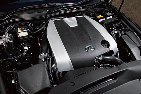 215ps/6400rpm、26.5kgm/3800rpmを発揮する2.5LのV6エンジン。6速ATが組み合わされる。ちょっと個性に乏しい印象だ