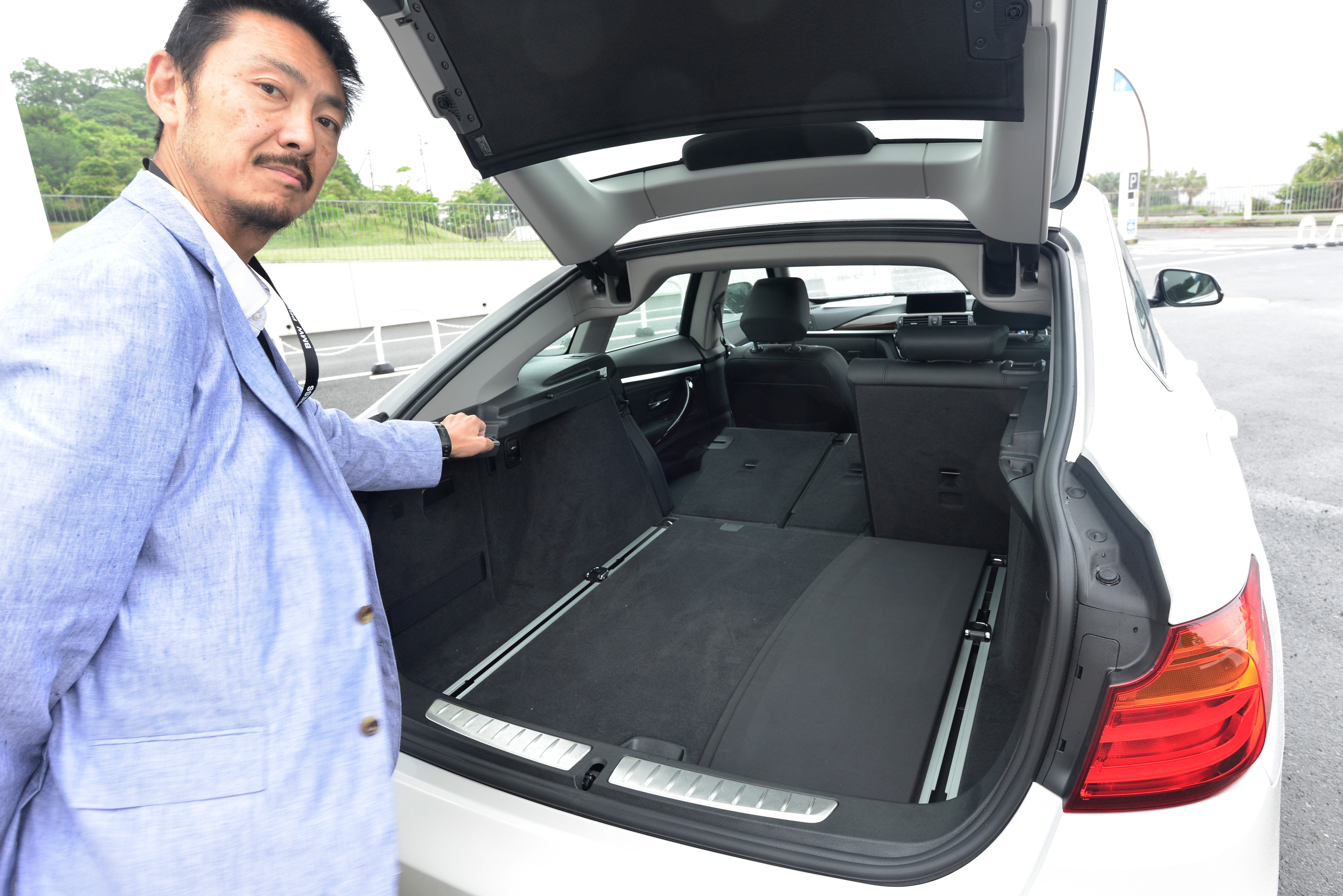 荷室の広さは特筆もの。後席が通常状態でもツーリングより25L大きい520Lの容量。後席は6対4分割可倒