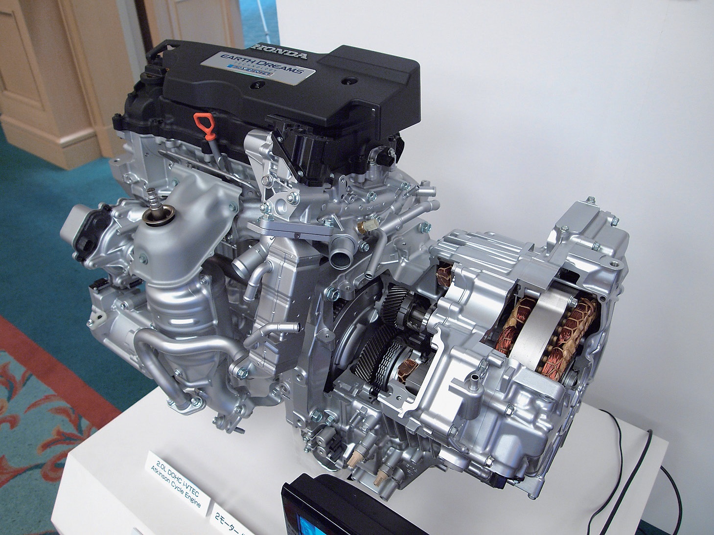 駆動用モーターは169ps／31.3kgm エンジンは直4、2LVTECアトキンソンサイクルで143ps／16.8kgm 搭載されるエンジンは1993ccの直列4気筒。VTECを駆使したアトキンソンサイクルで143ps／6200rpm、16.8kgm／3500～6000rpm。モーターは駆動用と発電用の2つ搭載され、駆動用モーターは169ps／31.3kgmというハイパワー。70km／h以下の速度域ではエンジンは駆動には参加せずもっぱら発電用となっていて、走行用にはモーターのみが使用されるのがポイント。高速巡航時は逆にエンジンが駆動に参加することになる