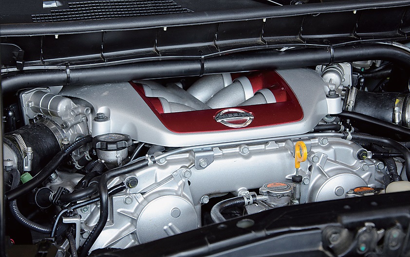 エンジンはまさにR35GT-Rの3.8L、V6ツインターボ。2013年スペックで最高出力は545bhp（約552.5L）となる