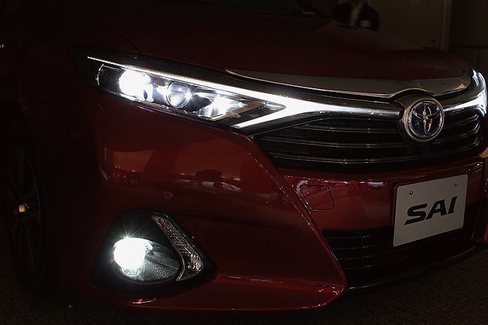 ヘッドライトをオンすると…… グリルのセンターからヘッドライトの端までLEDの閃光が力強く発散していてとても精悍