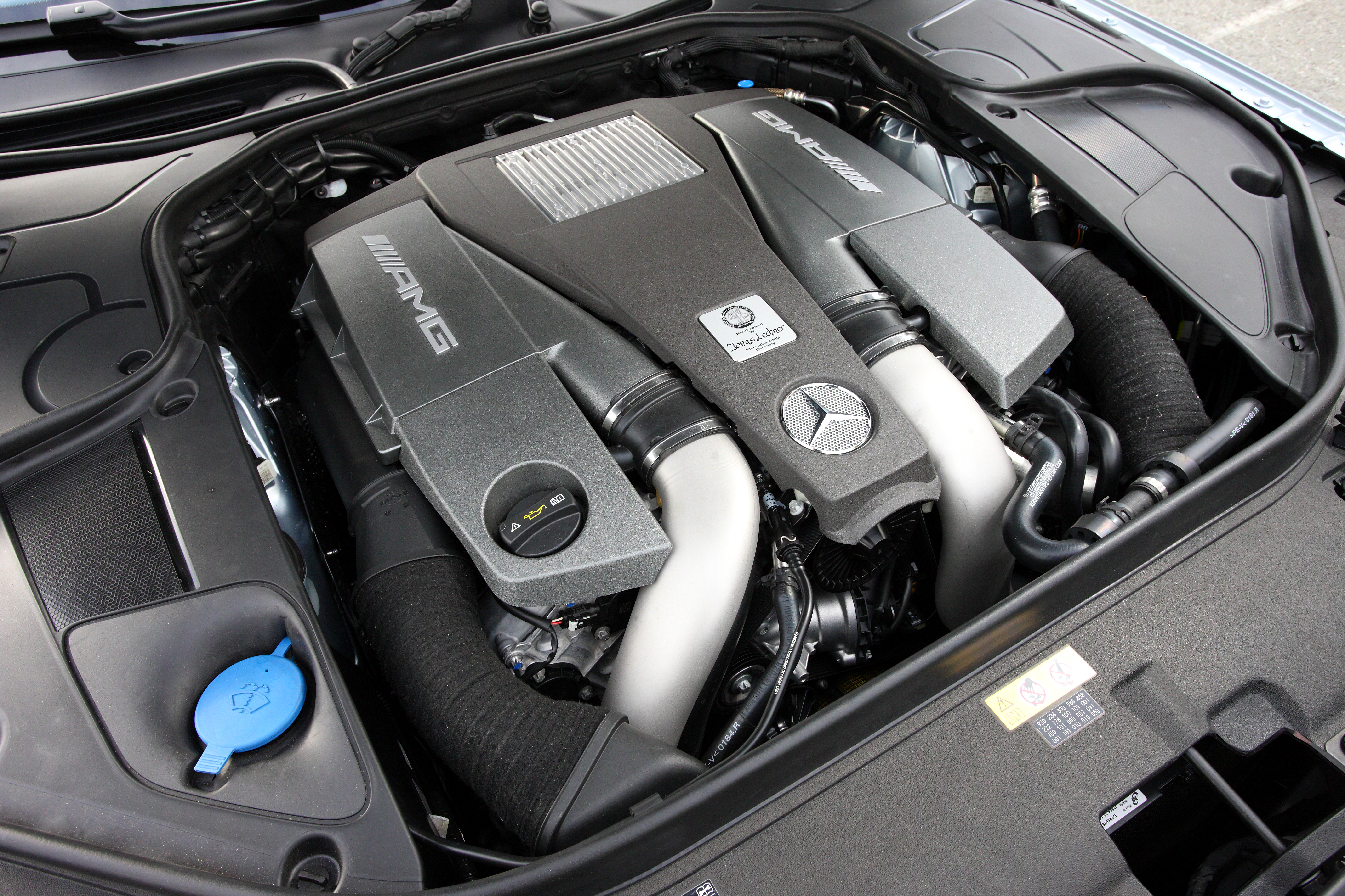 エンジンは5.5L V8ツインターボを搭載し、585psを発揮