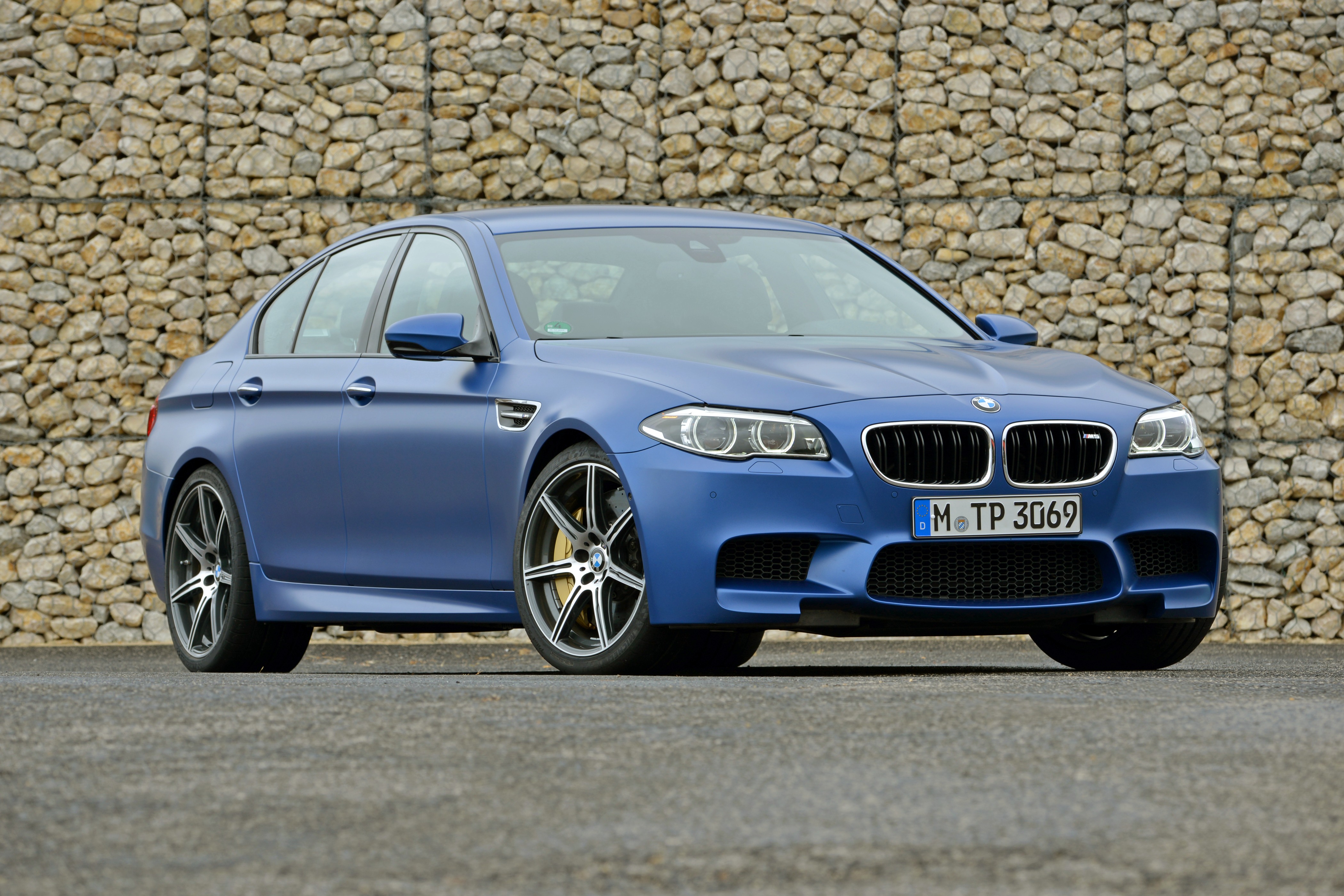 スペシャルモデルのM5もほかの5シリーズ同様にグリルやライト回りのデザインが変更された