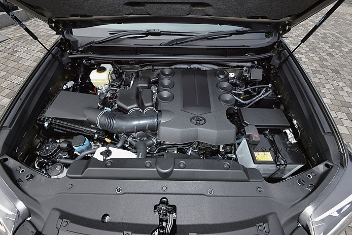 3955cc、V6DOHCは276ps／38.8kgmのスペックでJC08モード燃費は7.9km／L
