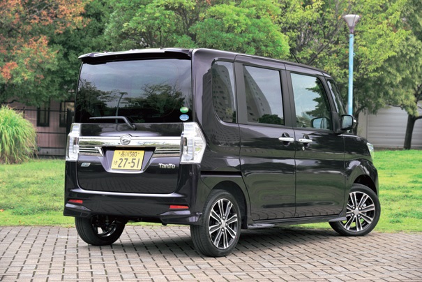 カスタム バックドアは樹脂パーツを採用。軽量化とスポイラーの一体化により空力向上にも貢献