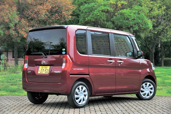 標準 バックドアは樹脂パーツを採用。軽量化とスポイラーの一体化により空力向上にも貢献