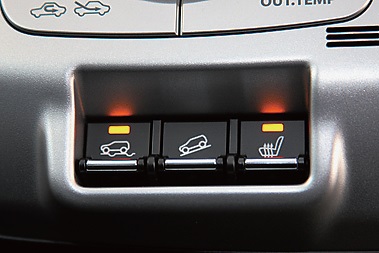 「ヒルディセントコントロール」&「グリップコントロール」で、抜群の4WD走破力を発揮 フィッシングパッケージキャンプパッケージスタンバイ式4WDに設定された新機能は、滑りやすい下り坂の車速を制御するヒルディセントコントロールと、グリップコントロール。いずれも軽自動車初の搭載。インパネにあるボタンを押すだけでOK