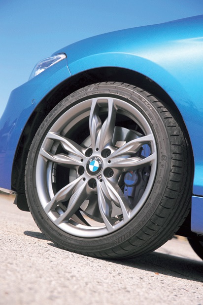 フロント7.5J×18、リア8 ×18JのMライトアロイホイール。タイヤサイズはフロント225/40R18、リア245/35R18