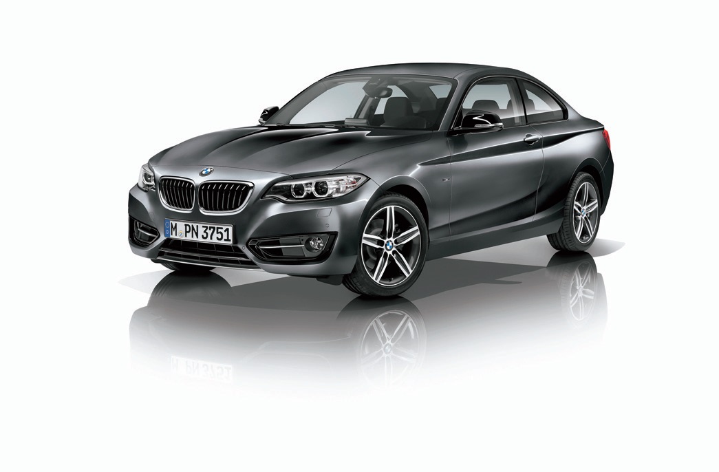 2月26日発売、2シリーズクーペのポイント ■全長4470×全幅1775×全高1410mm(M235i)という先々代E46型M3(全長4490×全幅1780×全高1370mm、3.2L直6:343ps/37.2kgm)並みのコンパクトなサイズに184ps/27.5kgmの2L直4ターボと3L直6ターボのM235i(326ps/45.9kgm)を用意。価格はいずれも8速ATの220iクーペ・スポーツ=444万円、220iクーペMスポーツが468万円、M235iクーペ= 8速スポーツAT(598万円)、6速MT=584万円。M3やM4が1000万円オーバー、しかもサイズが肥大化した今、M235iクーペの存在価値は高い。
