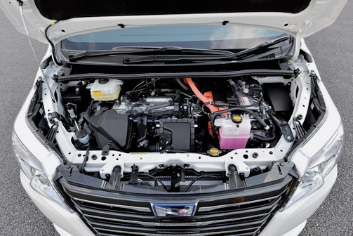 1986cc、直4DOHC、最高出力152ps/6100rpm、最大トルク19.7kgm/3800rpm、JC08モード燃費16.0km/L(FF)、14.8km/L(4WD)