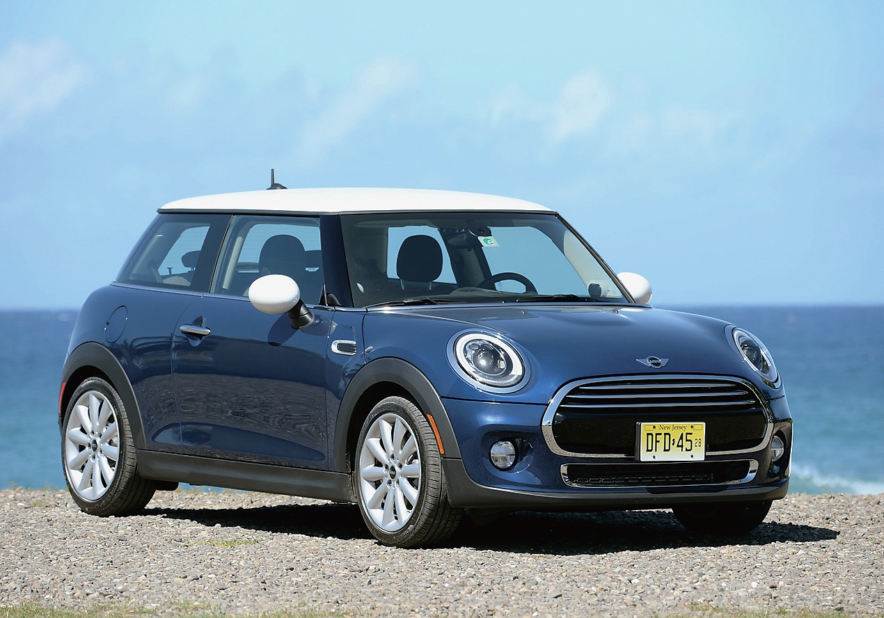 クーパー=1.5L直3ターボ(136ps/22.4kgm)価格=6速MT(266万円)、6速AT(280万円):一見、変わっていないようで変わっている。先代ミニとの大きな識別ポイントは新型が六角形のグリルになっていること。ヘッドライトはデイランニングライトを標準装備。LEDヘッドライトはオプション。クーパーはラジエターグリルフィンとテールゲートハンドルはアルミニウム製でナンバープレートキャリアを兼ねるバンパーストリップはハイグロスブラック、エキゾーストパイプはクロームとなる