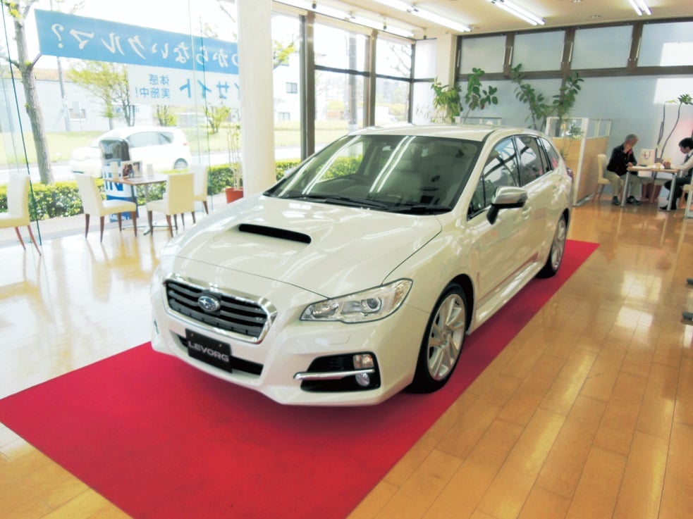 発表日(4/15)は東京スバル定休日。4/16の都内スバルディーラーでのレヴォーグ展示の様子