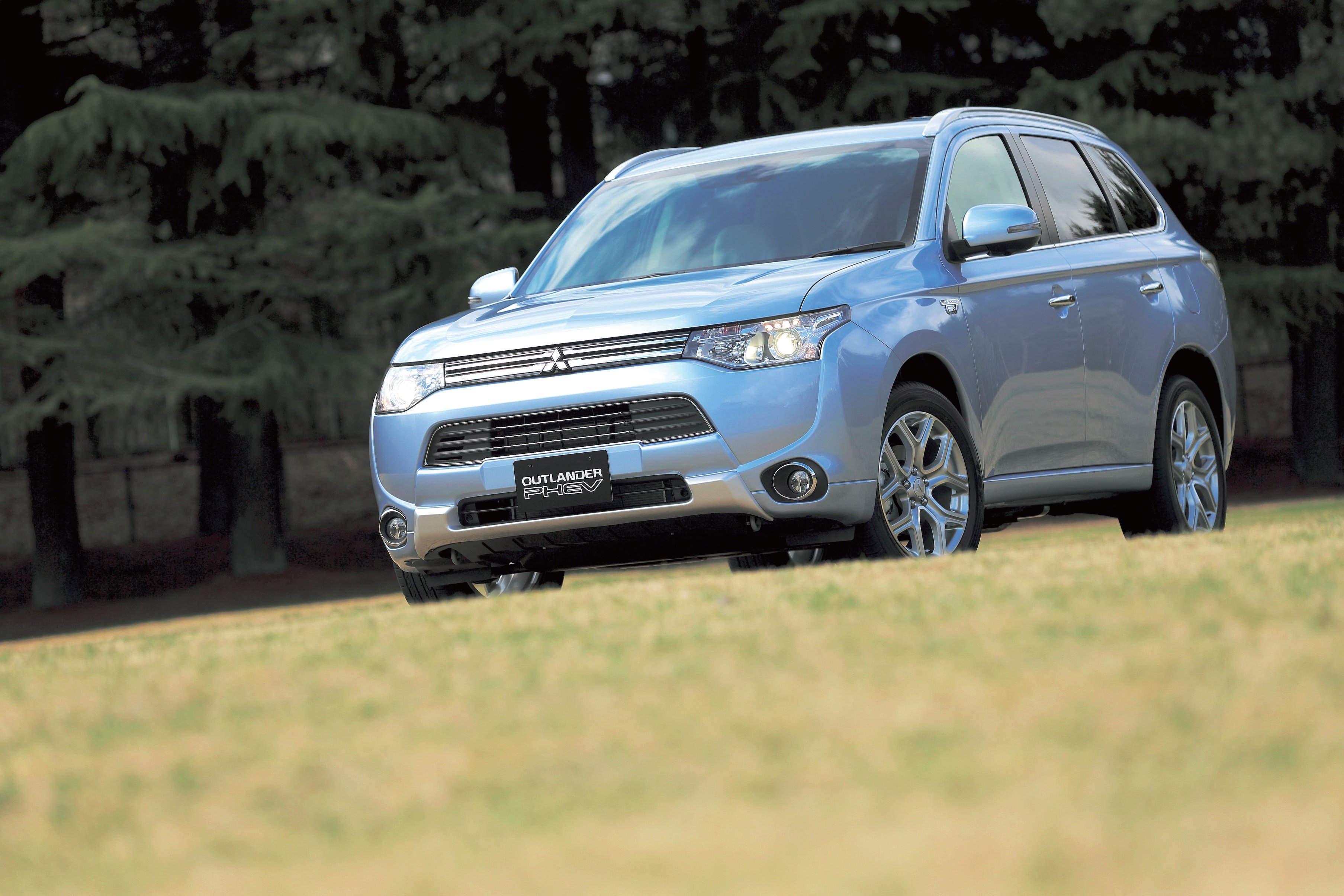 凛々しさを追求し正常進化した三菱アウトランダーPHEV & RVR