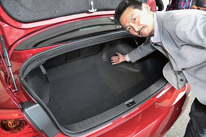 ハイブリッド車では後席後方にバッテリーを搭載していたためにやや奥ゆきが狭く400Lだったが、ターボ車では500Lの容量を確保