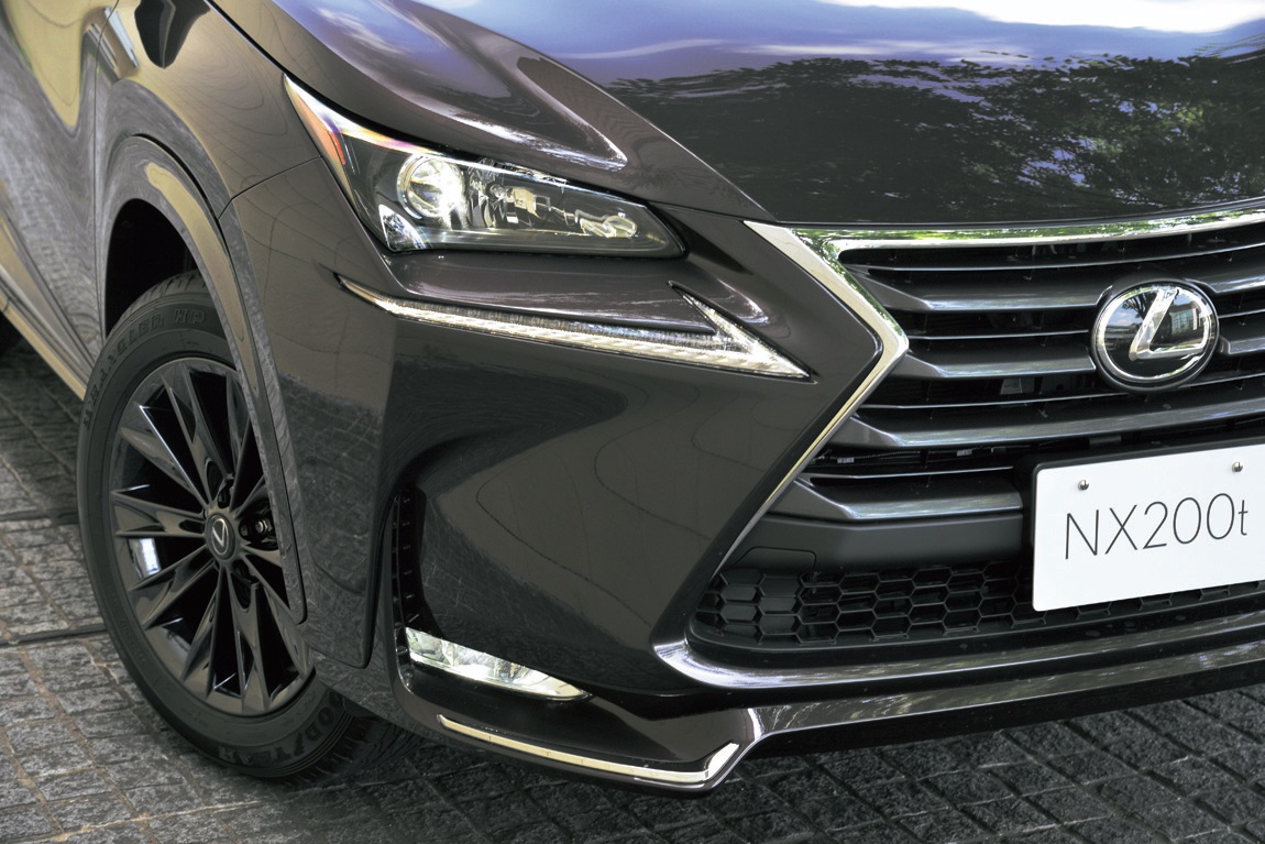 片側にL型の高輝度のLEDを3個組み込んで特徴的な光り方を実現。細かなLEDを合わせると両方で78個配合!