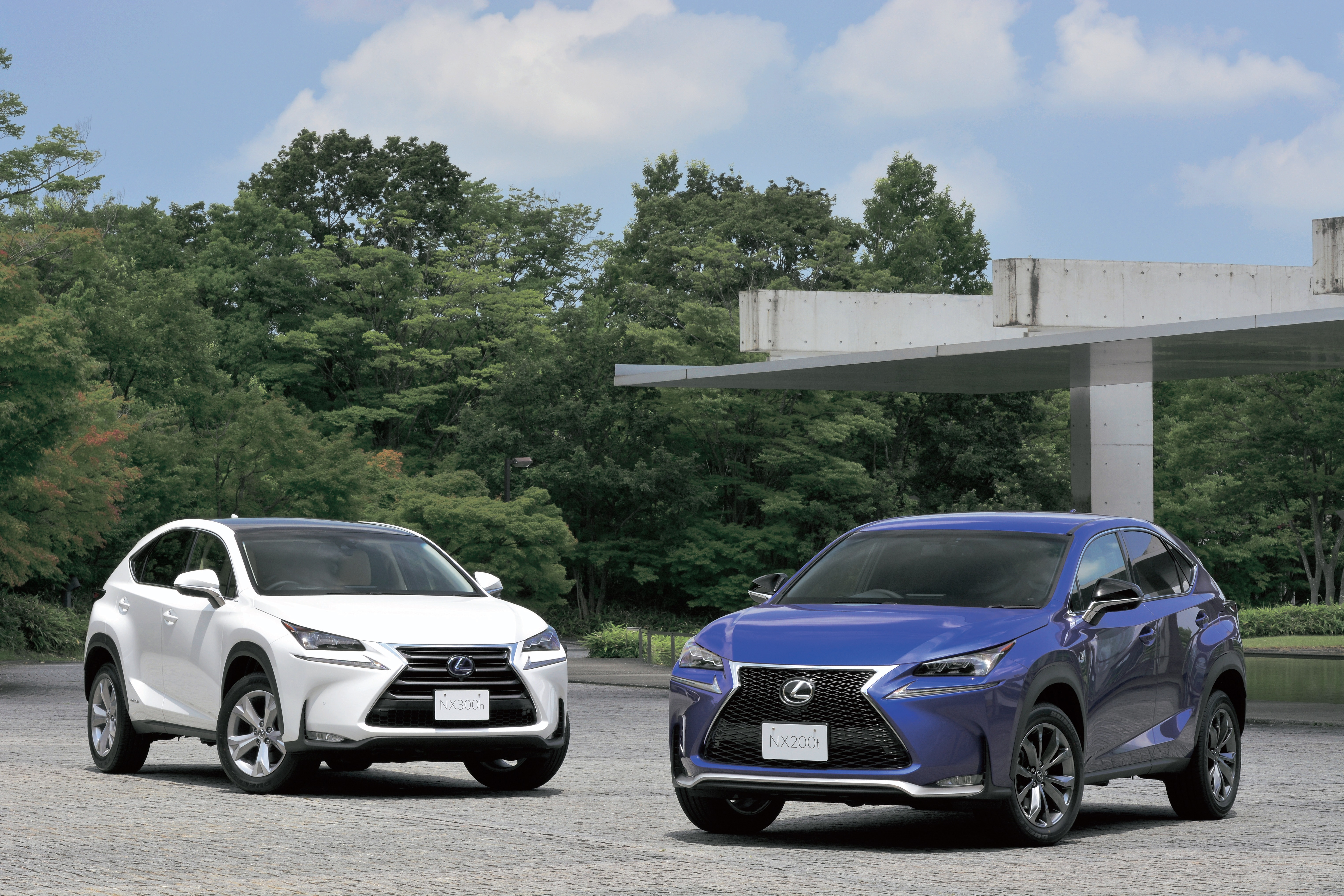 2L直噴ターボ搭載のレクサスNX200t 2.5L+モーターのハイブリッド搭載のNX300h