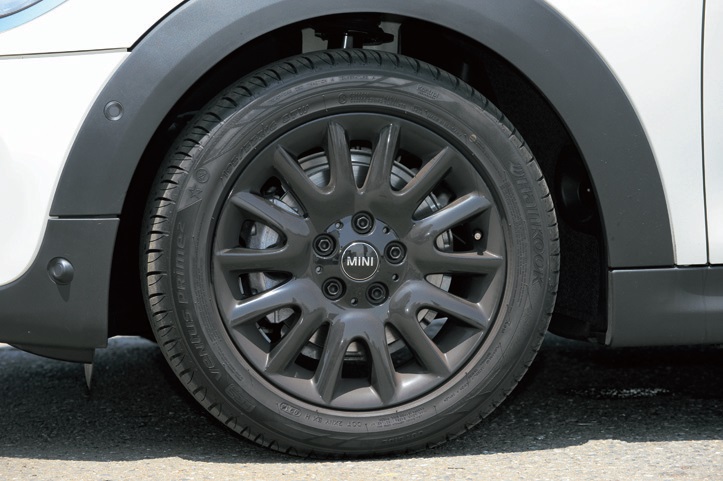 試乗車はオプション設定の16インチのランフラットタイヤを装着。標準15インチとの違いが気になる