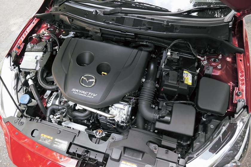 6ATと6MTでは105psの最高出力は同じものの、最大トルクとJC08モード燃費が大きく異なる。6MTが22.4kgm／1400～3200rpm、30.0km／L。6ATが25.5kgm／1500～2500rpm、26.4km／L。小排気量ディーゼルエンジンでは最も低い14.8という圧縮比、低速から高速まで充分な過給圧が得られる回転センサー付きの可変ジオメトリーターボチャージャーを採用