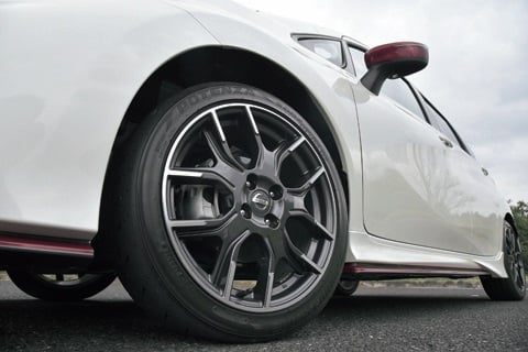 タイヤは205/45R17サイズのブリヂストンのポテンザS007を装着。こいつはかなりのハイグリップ指向タイヤで、ガッチリした剛性感のある操舵感