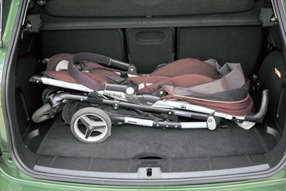 ラゲッジ容量は5人乗車時で350L、バックレストを倒した状態で1170Lまで広がる。ラゲッジは上下に荷物を分けられる2分割式