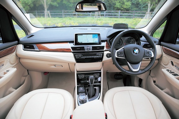 BMW2シリーズアクティブツアラーベージュ系のインテリアカラーも手伝って、明るく開放的な印象のインテリア。ヒップポイントとは比較的高く視線は高い