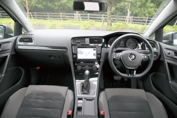 VWゴルフいかにもゴルフらしい、カッチリしてタイト感あるコックピット。試乗車はブラック基調のインテリアでシックな雰囲気