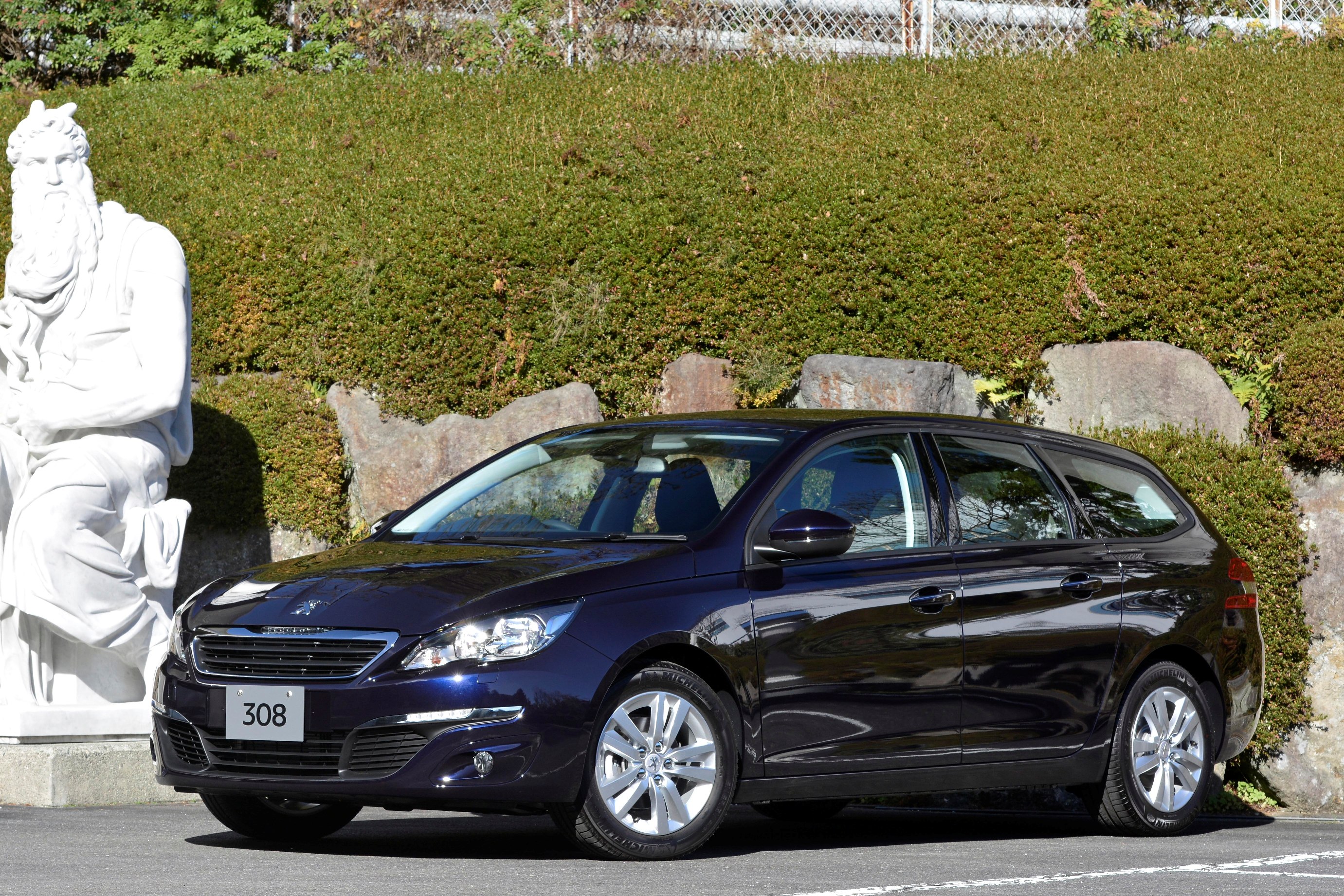 プジョー308SW:簡単操作でフラットラゲッジになるワゴン。パノラミックガラスルーフ設定も。主な価格 308 Allure:304万円、308SWPremium:299万円