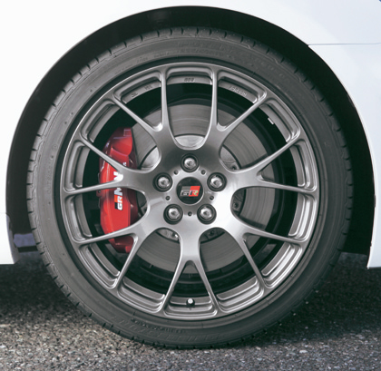 専用のBBS社製アルミ鍛造19インチホイール。装着タイヤはフロント235/40R19、リア255/35R19(ポテンザRE050A)
