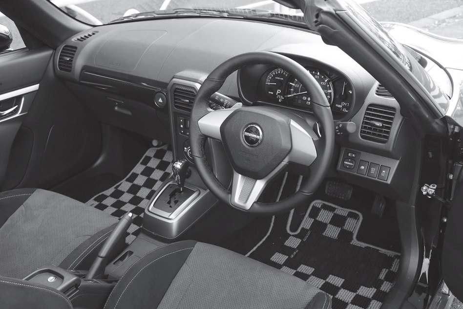 MOMOの本革巻きステアリングを採用する「ローブS」。CVT車にはパドルシフトが装備されている