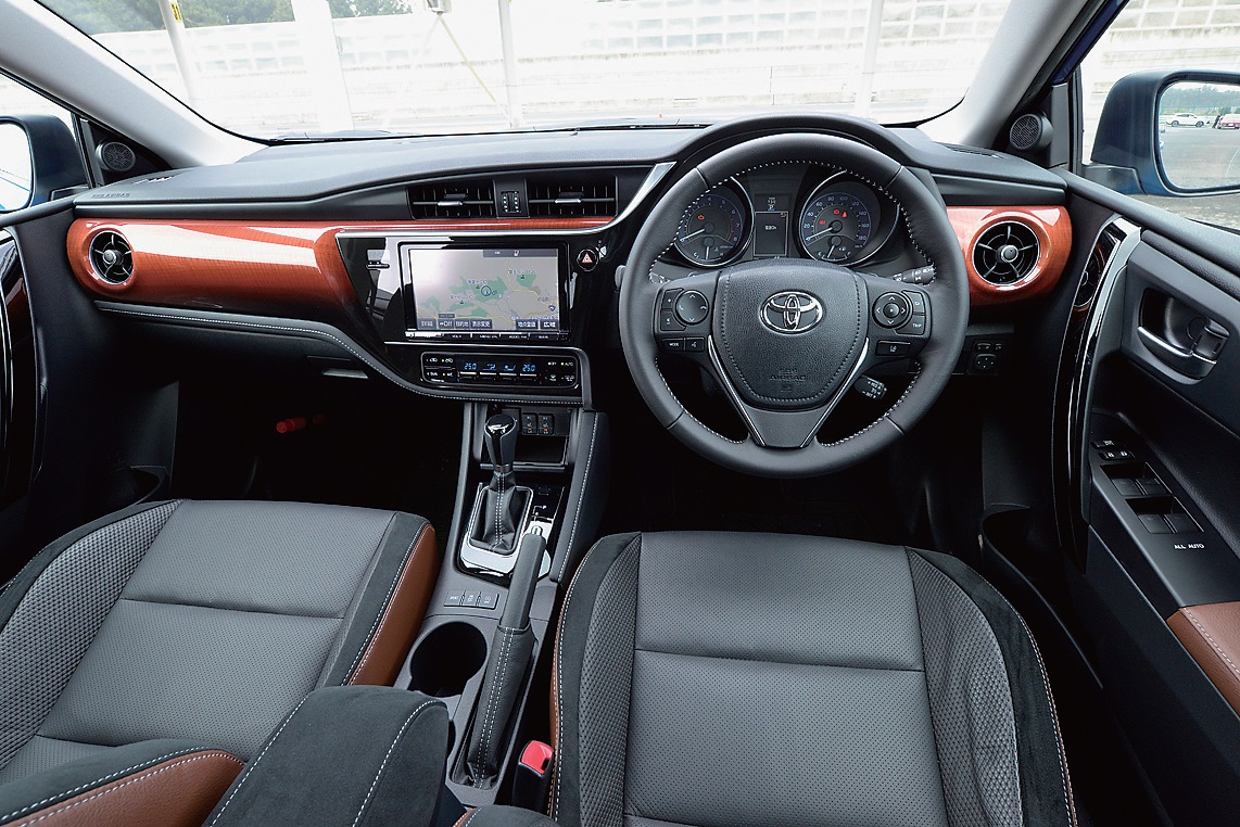 120Tのインテリアは木目調パネルを採用! ターボ車の120Tは上級グレードという位置づけとあって、インパネには木目調パネルを採用。シートは前後とも黒色の本革をメインとした素材を使用する