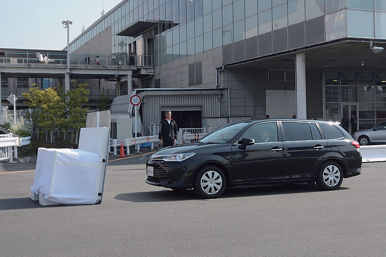 30km/hからの自動ブレーキでは、見てのとおり余裕で停止。余力を感じさせる