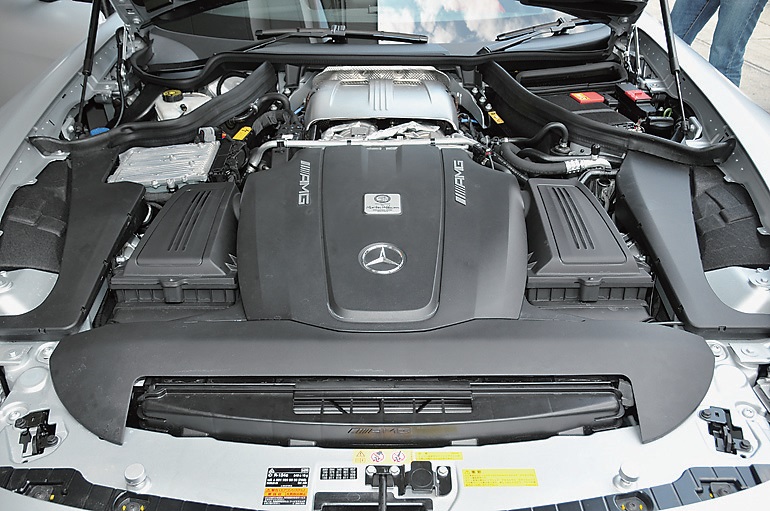 エンジンは最強だったSLS用V8、6.2Lから新開発の4Lターボへと変更。パワーはGTが462ps、GTSが510ps