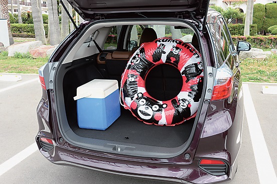 荷室容量もクラストップのシャトルだが、実用面だけでなくリゾートにも似合う上質さを持つ