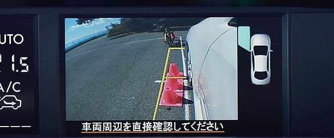 サイドビューモニター:助手席側ミラーに装着されたカメラ映像をマルチファンクションディスプレイに表示。ドライバーからは死角となる自車の左前方の様子を確認できる