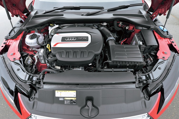 Audi TTS Coupe Quattro 768万円：TTシリーズのなかで最もスポーツ性が高いのがTTS。パワー&トルクが286ps／38.8kgmとノーマルのクーペよりも56ps高い。さらにドライブセレクトにマグネティックライドと呼ばれる制御が組み合わせられ、可変ダンパー制御も自動で行える。インテリアもSスポーツと呼ばれる専用シートとなり、スポーツ性も高い。センターに位置する3連のベンチレーションもそれぞれ中央部にコントロール機能が付いた新しいものだ
