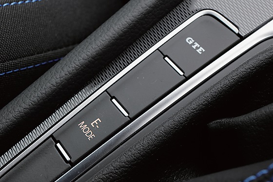 EV走行のEモードと最大パワーを引き出すGTEモードはシフトレバー左のボタンで切り替える。そのほかの走行モードはディスプレイ上の操作で行う